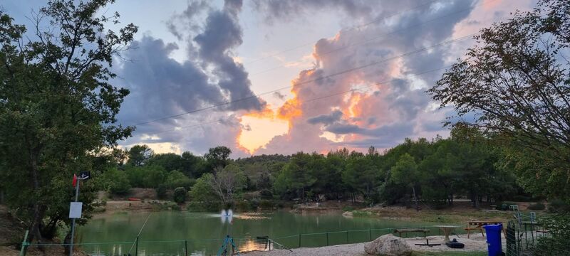 Le lac de l'Aillade au coucher de soleil